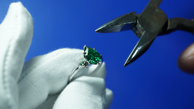 customize a unique engagement ring
